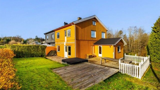 Terrasseområdet er stort med plass til flere sittegrupper