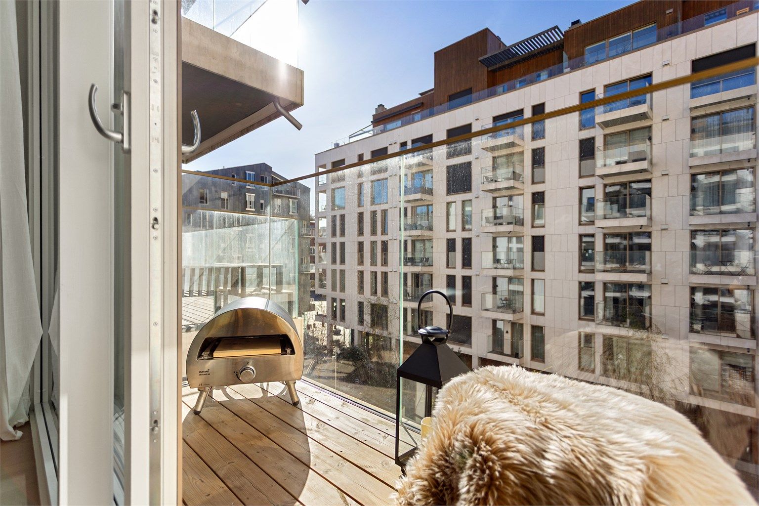 Utsikt fra balkongen mot det pent opparbeidede og rolige fellesarealet.