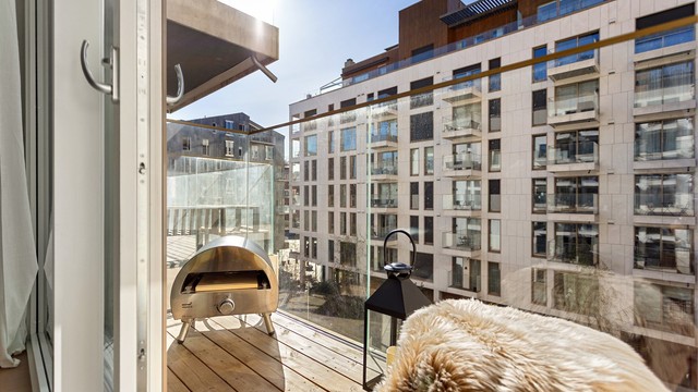 Utsikt fra balkongen mot det pent opparbeidede og rolige fellesarealet.