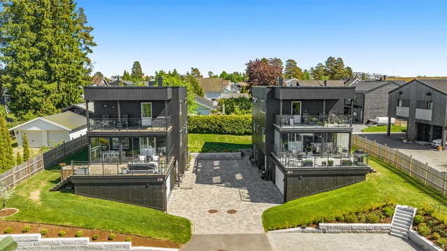 Oversikt over eiendommen og den private veien som deles med nabohuset.