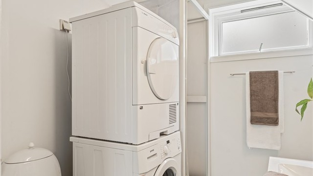 Vinduet gir naturlig dagslys og gode luftemuligheter på badet.