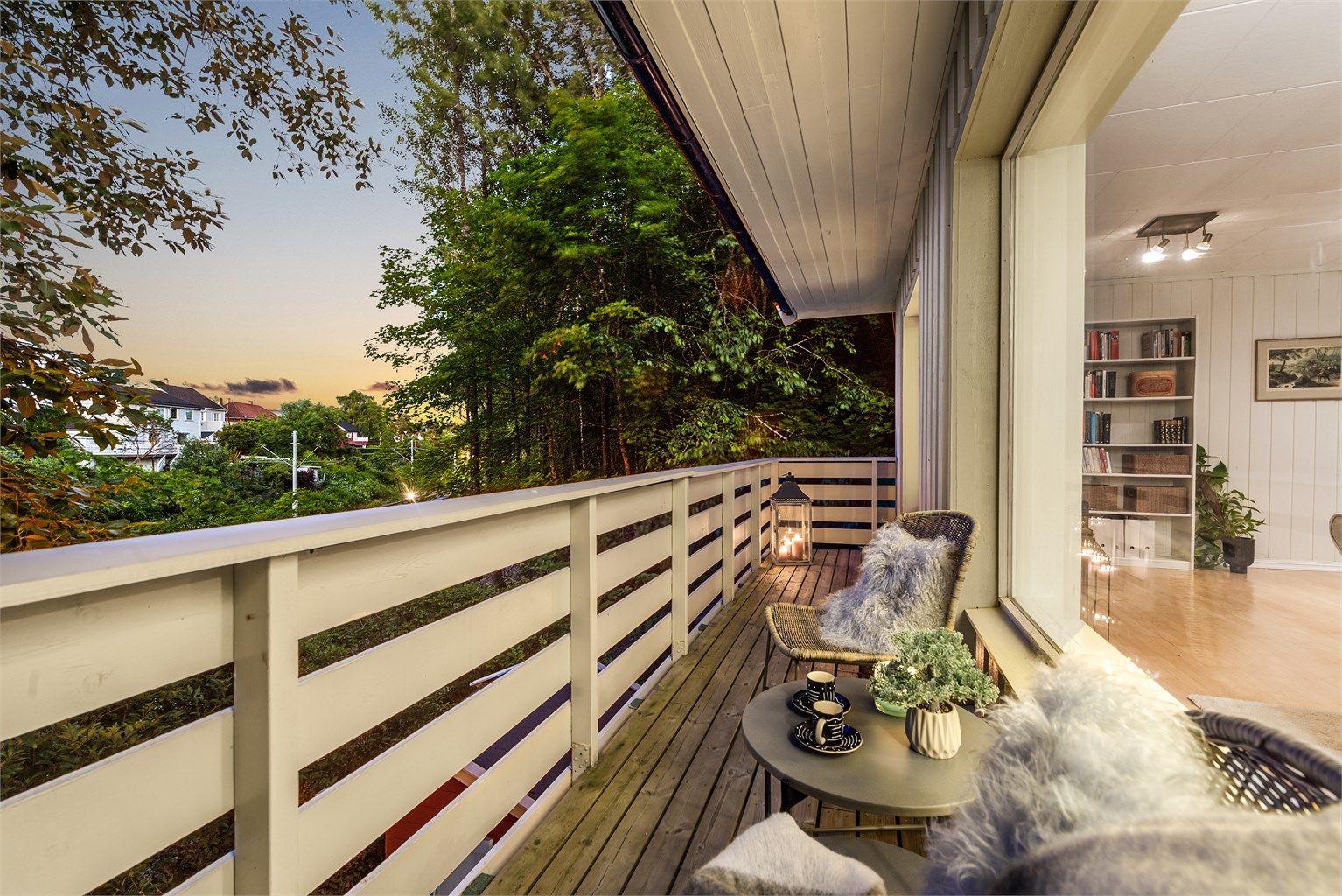 Kveldslys på balkongen med utgang fra stuen i hovedetasje.