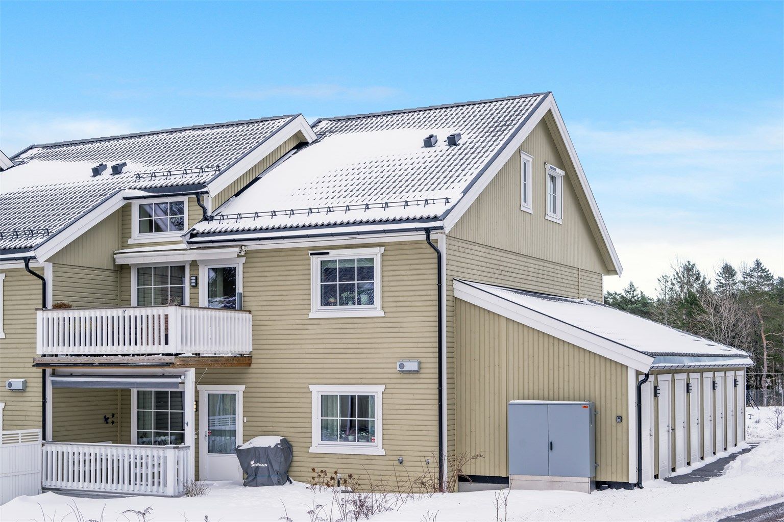 Fasade med felles bodrekke. 