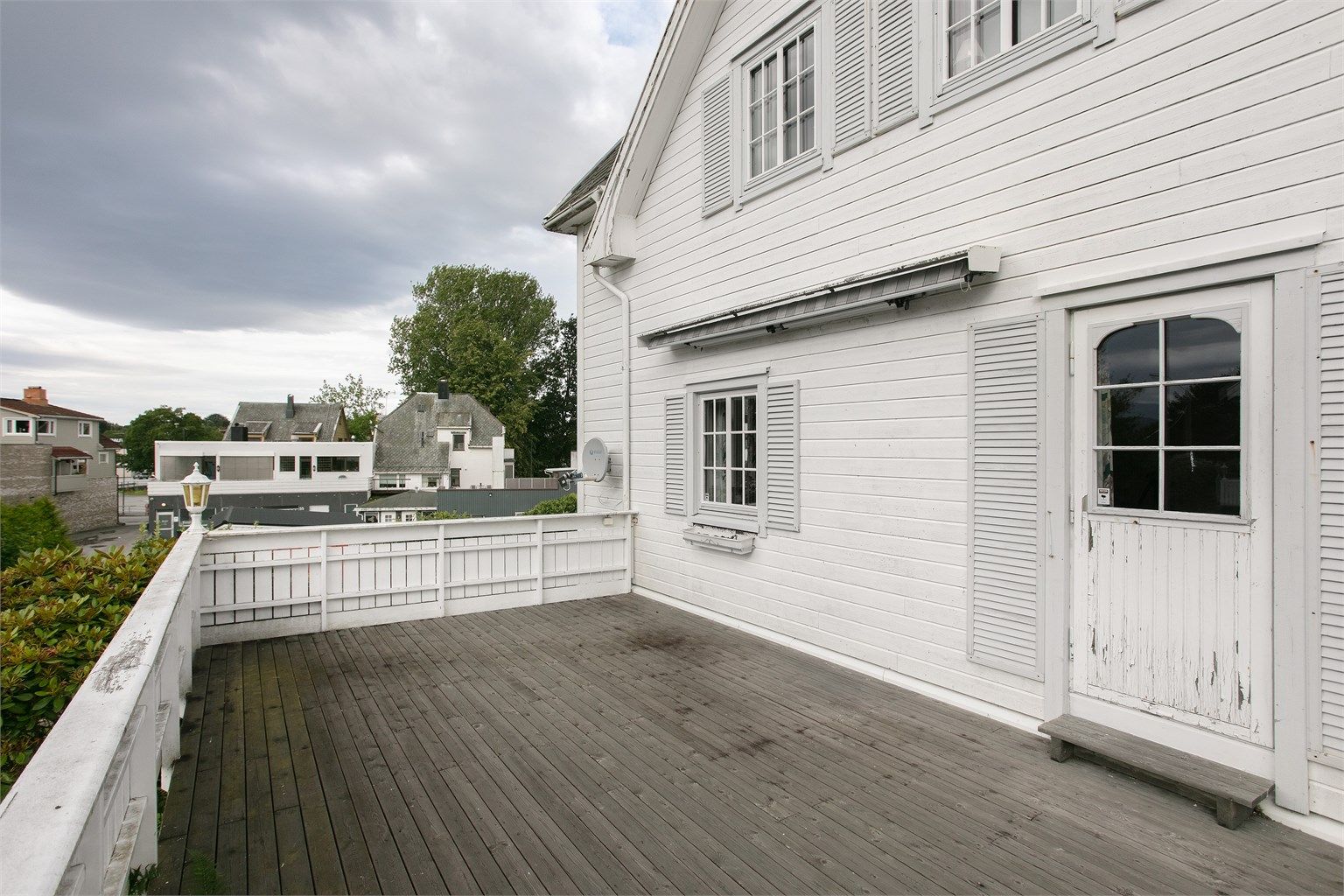 Terrassen er en fin forlengelse av boligen på sommerstid.