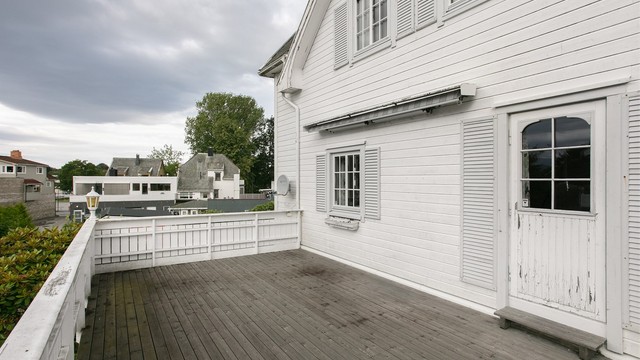 Terrassen er en fin forlengelse av boligen på sommerstid.