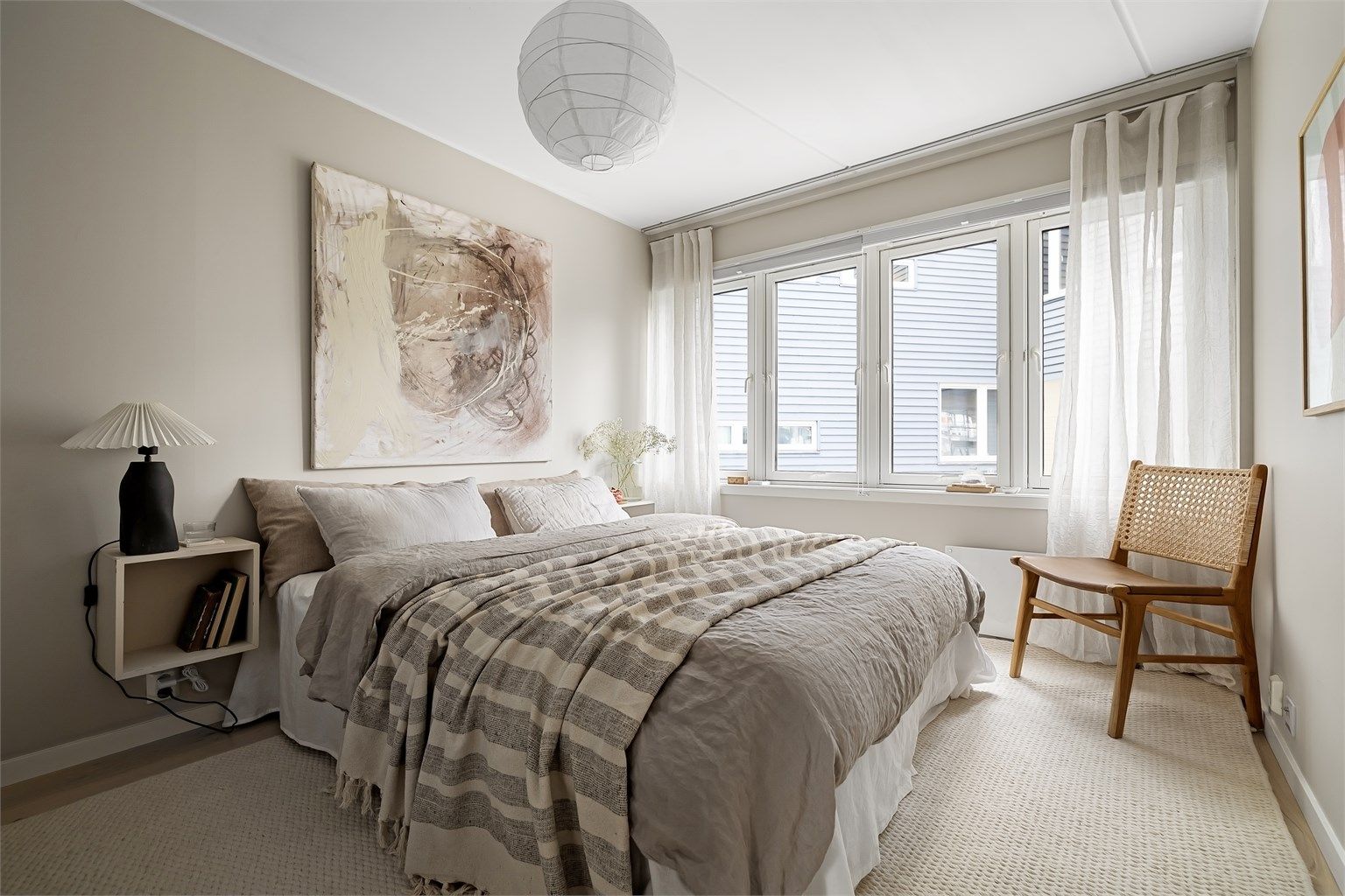 Soverommet vender ut mot indre gårdsrom i Årvollskogen som gir en hyggelig atmosfære og godt med lysinnslipp fra flere vinduer