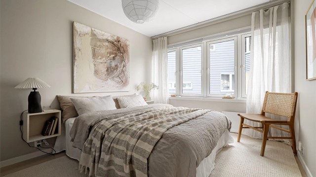 Soverommet vender ut mot indre gårdsrom i Årvollskogen som gir en hyggelig atmosfære og godt med lysinnslipp fra flere vinduer