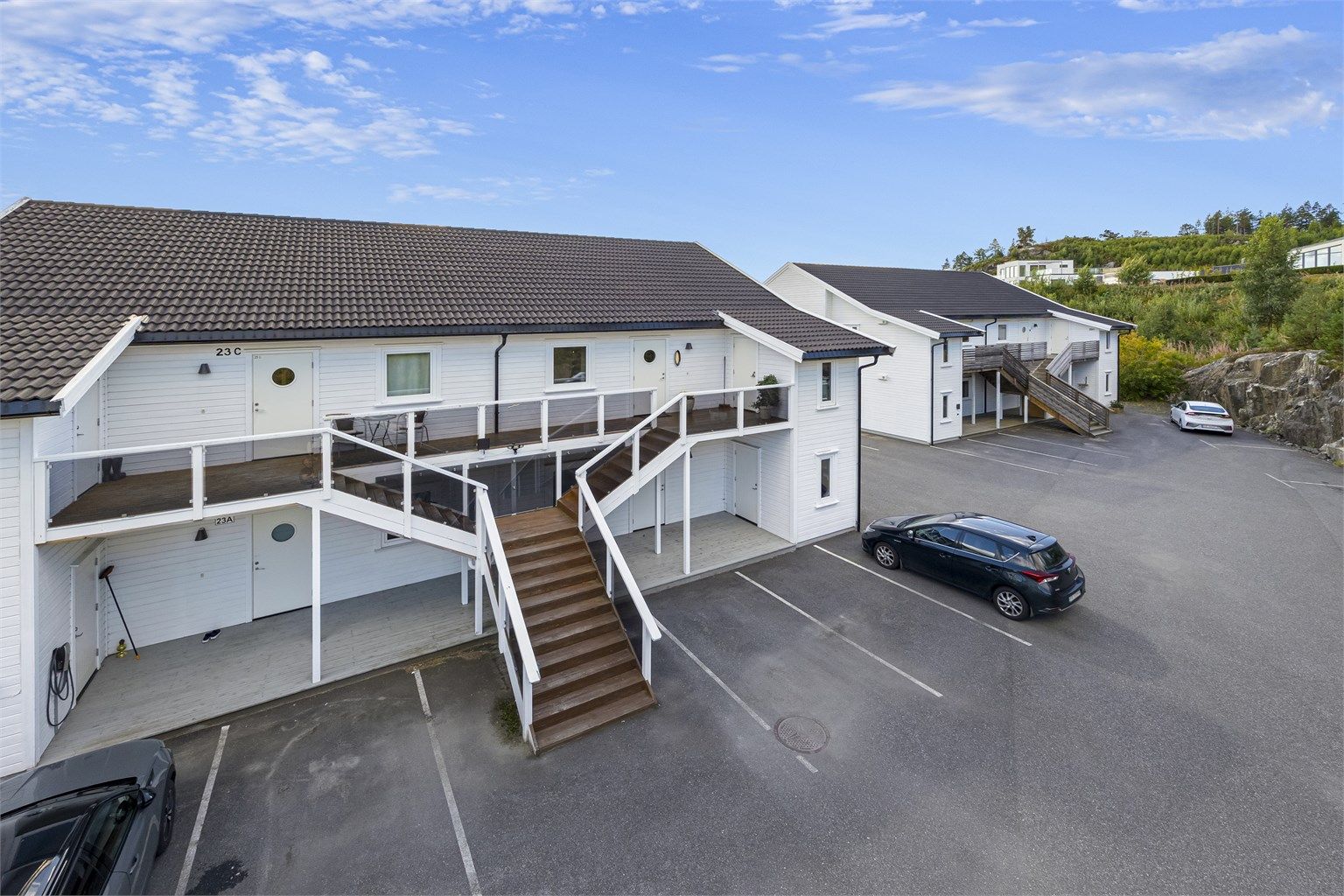 Flott område med asfaltert tun og god plass til biler.