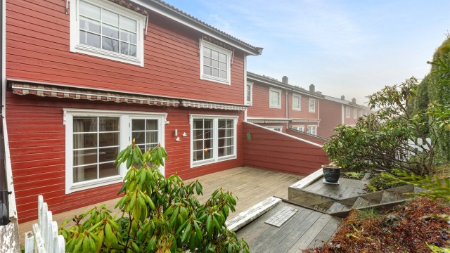 Eiendommen har en attraktiv beliggenhet i et etablert og rolig boligområde på Flateby. Foto ved Digit Media