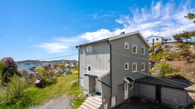 Eiendommen går over 3 etasjer og har tilbygget dobbel garasje