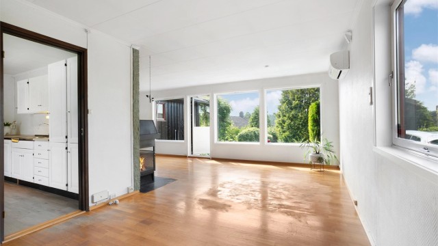 Stuen har god plass til både sofagruppe og spisebord.