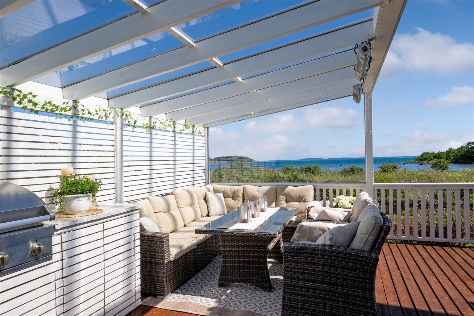 Uteplassen har god plass til møbler både under pergolaen og på åpen del.