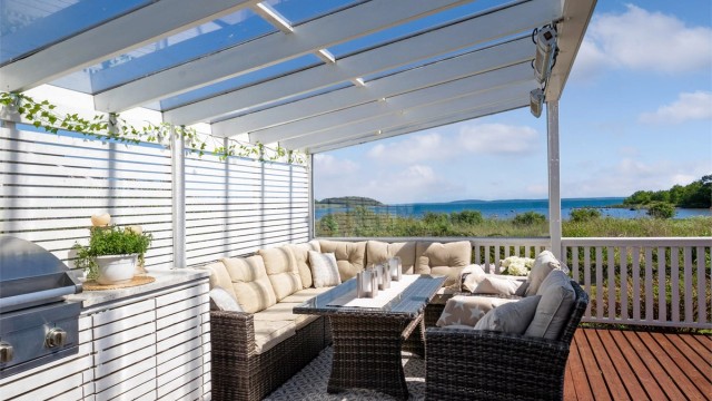 Uteplassen har god plass til møbler både under pergolaen og på åpen del.