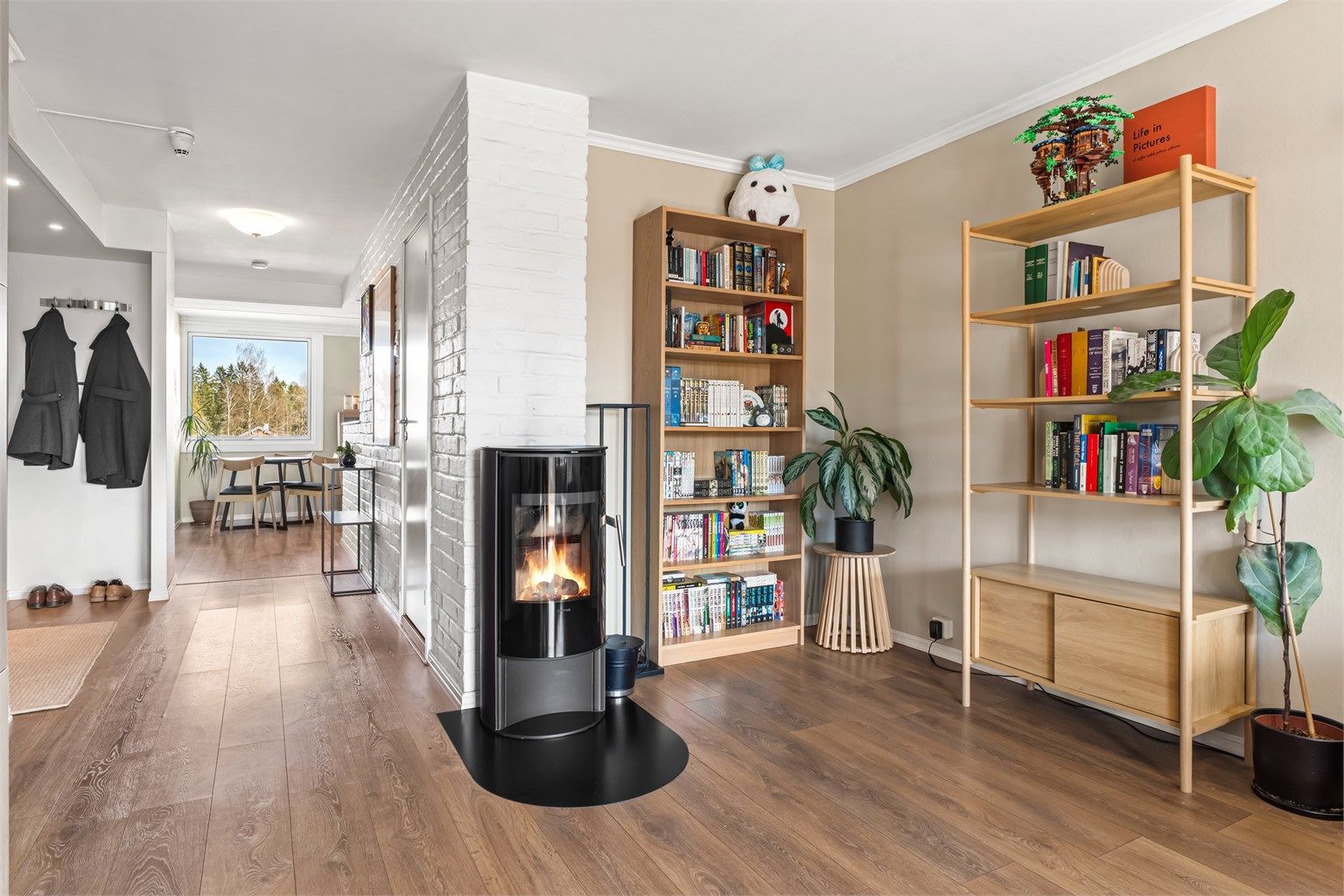 Den gjennomgående planløsningen gir rikelig med dagslys fra begge sider av leiligheten.