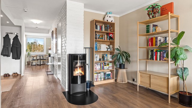 Den gjennomgående planløsningen gir rikelig med dagslys fra begge sider av leiligheten.