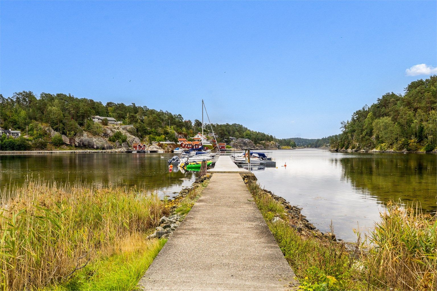 Felles bryggeanlegg med båtplass. Badestige ytterst på brygga.