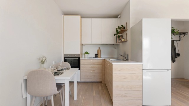 Leiligheten har en arealeffektiv planløsning med åpen stue- og kjøkkenløsning, gjennomgående parkett og en takhøyde på 2,63 meter.
Foto: Zovenfra