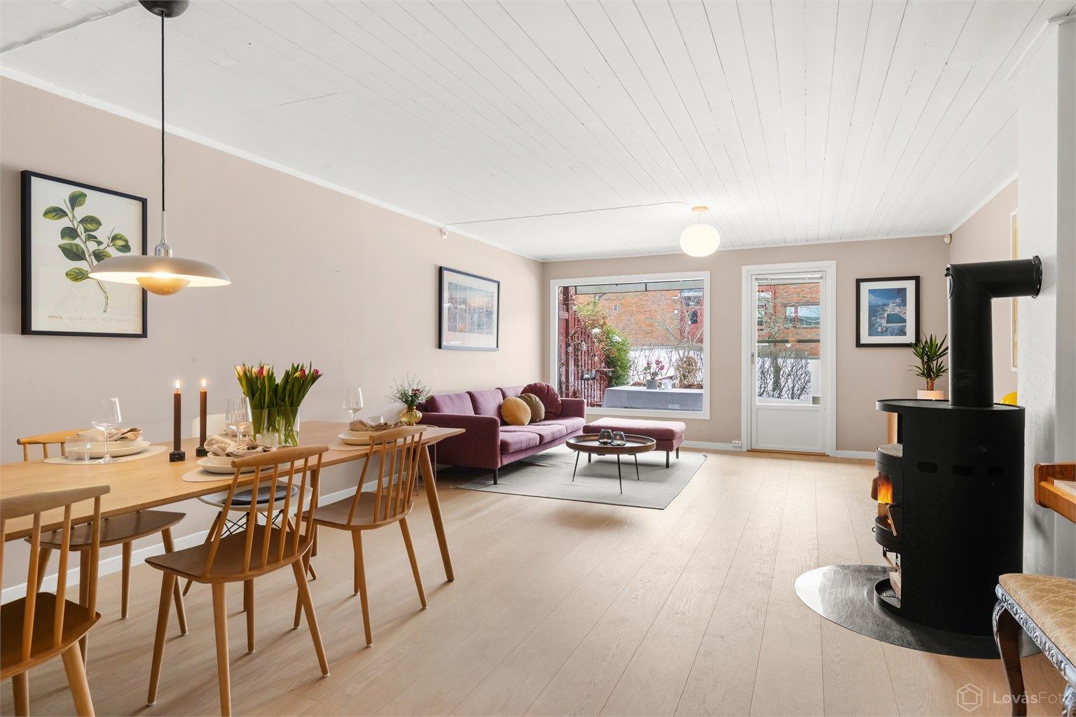 Stort vindu mot sydvest gir rommet godt med lys og hyggelig utsyn til egen terrasse/hage og felles grøntareal