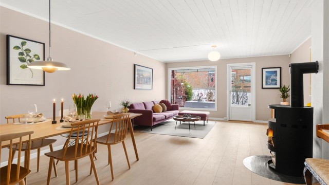 Stort vindu mot sydvest gir rommet godt med lys og hyggelig utsyn til egen terrasse/hage og felles grøntareal