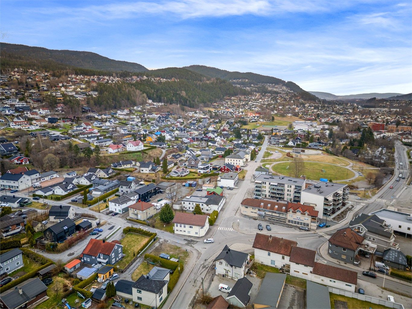 Kort vei til Tusenårsstedet park med stor gressplen med benker og skatepark