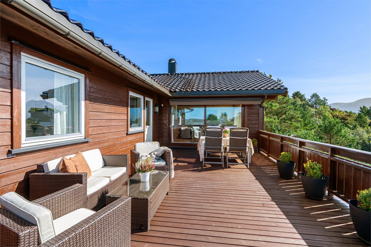 Solrik terrasse med god plass og dør fra stuen