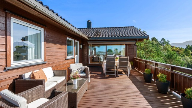 Solrik terrasse med god plass og dør fra stuen
