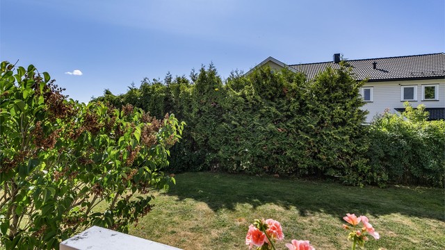 På verandaen sitter du henvendt mot solens gang det meste av dagen sommerstid.