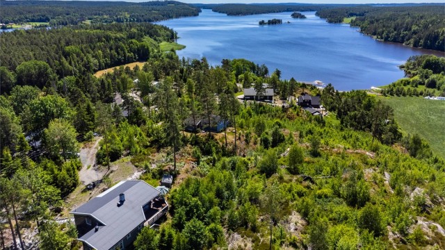 Hytta ligger høyt og luftig, på toppen av det solfylte terrenget som skråner ned mot Kilebukta og Vansjø i sør.