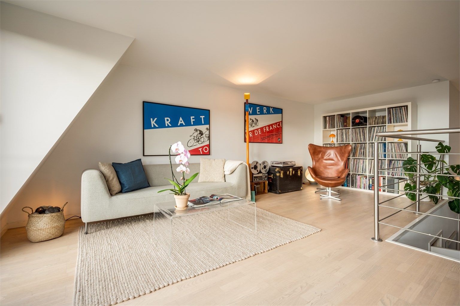 Romslig stue med plass til både sofakrok, bokhyller og lenestol.