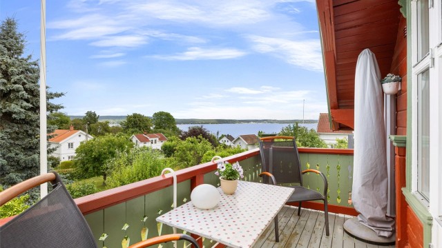 Østvendt balkong på 5 m² med plass til en liten sittegruppe.