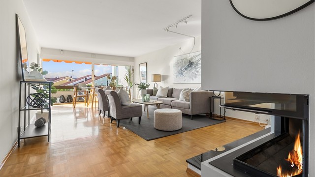 Meget romslig to-etasjes selveierleilighet med oppussingsbehov, garasje og flotte uteplasser. Foto: Zovenfra