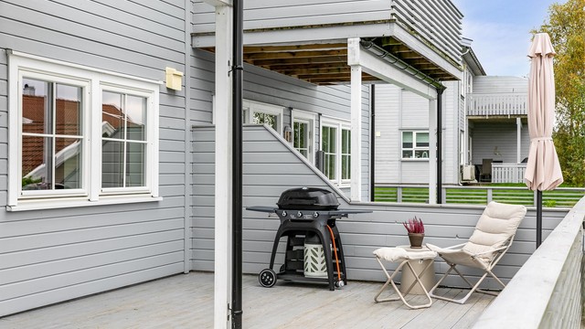 Det store utearealet på terrassen gir mulighet for opptil flere sittegrupper, grilling og ikke minst solbading på gode sommerdager.