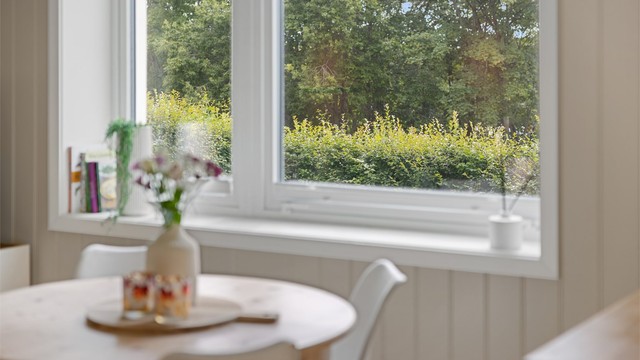 Store vindusflater slipper inn rikelig med naturlig lys og bidrar til en lys og luftig romfølelse.