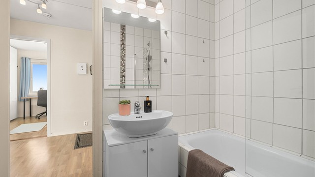 Pent flislagt bad på 4,5 kvm med gulvvarme og opplegg for vaskemaskin.
