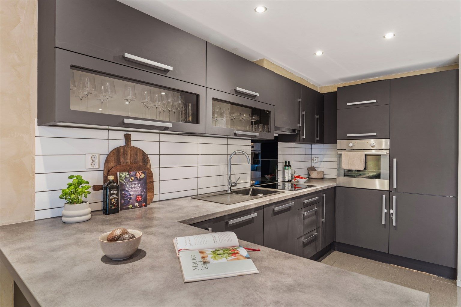 Kjøkkenet er utstyrt med nedfelt oppvaskkum og ett-greps kjøkkenarmatur.