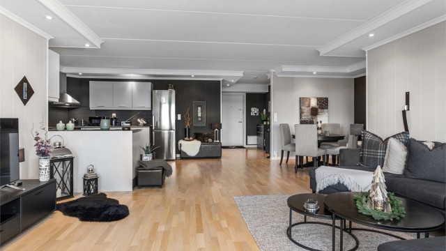 Stue og kjøkken med downlights i takkasse.