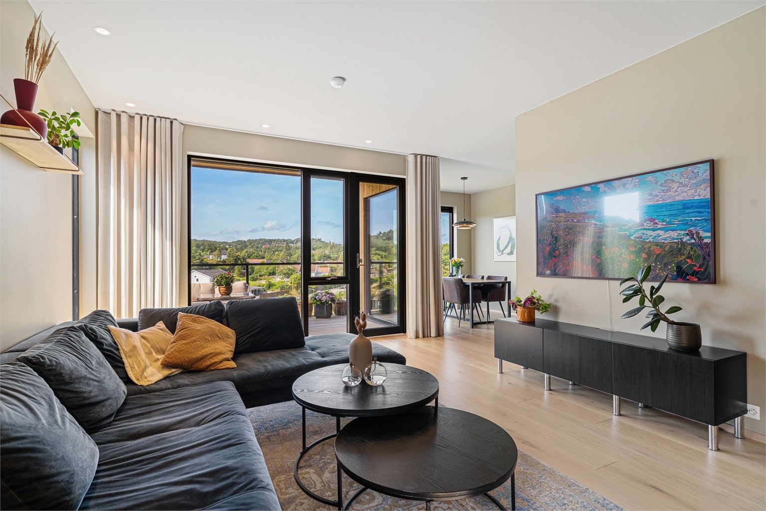 Lys og hyggelig stue med lune og jordnære fargevalg og utgang til flott veranda 