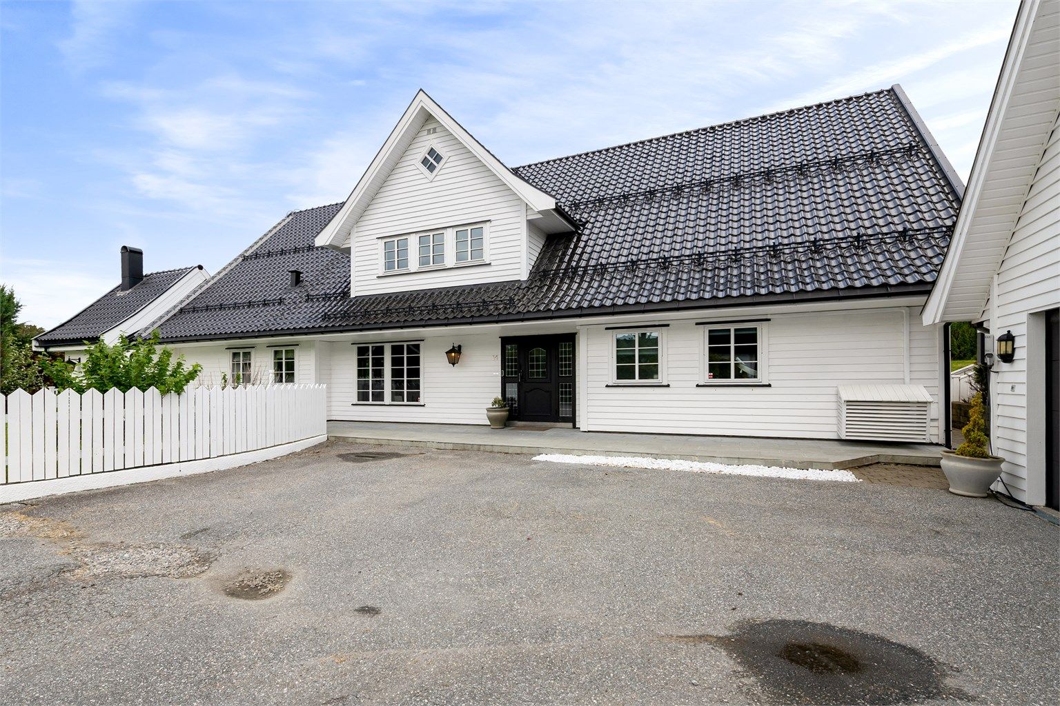 Hovedinngangen er markert med en mørk, dobbel ytterdør.