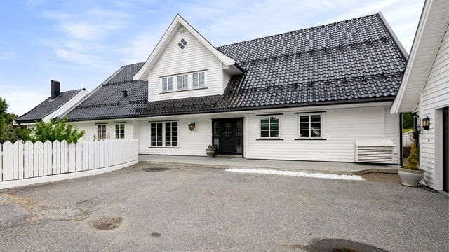 Hovedinngangen er markert med en mørk, dobbel ytterdør.