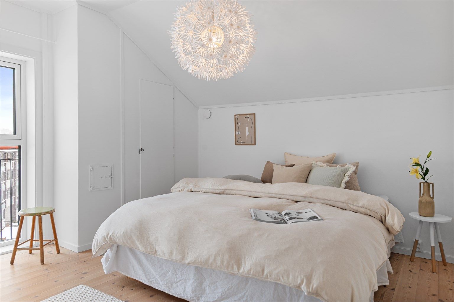 - Smakfullt og stort soverom med god plass til dobbeltseng og nattbord -