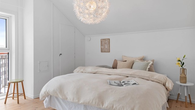 - Smakfullt og stort soverom med god plass til dobbeltseng og nattbord -