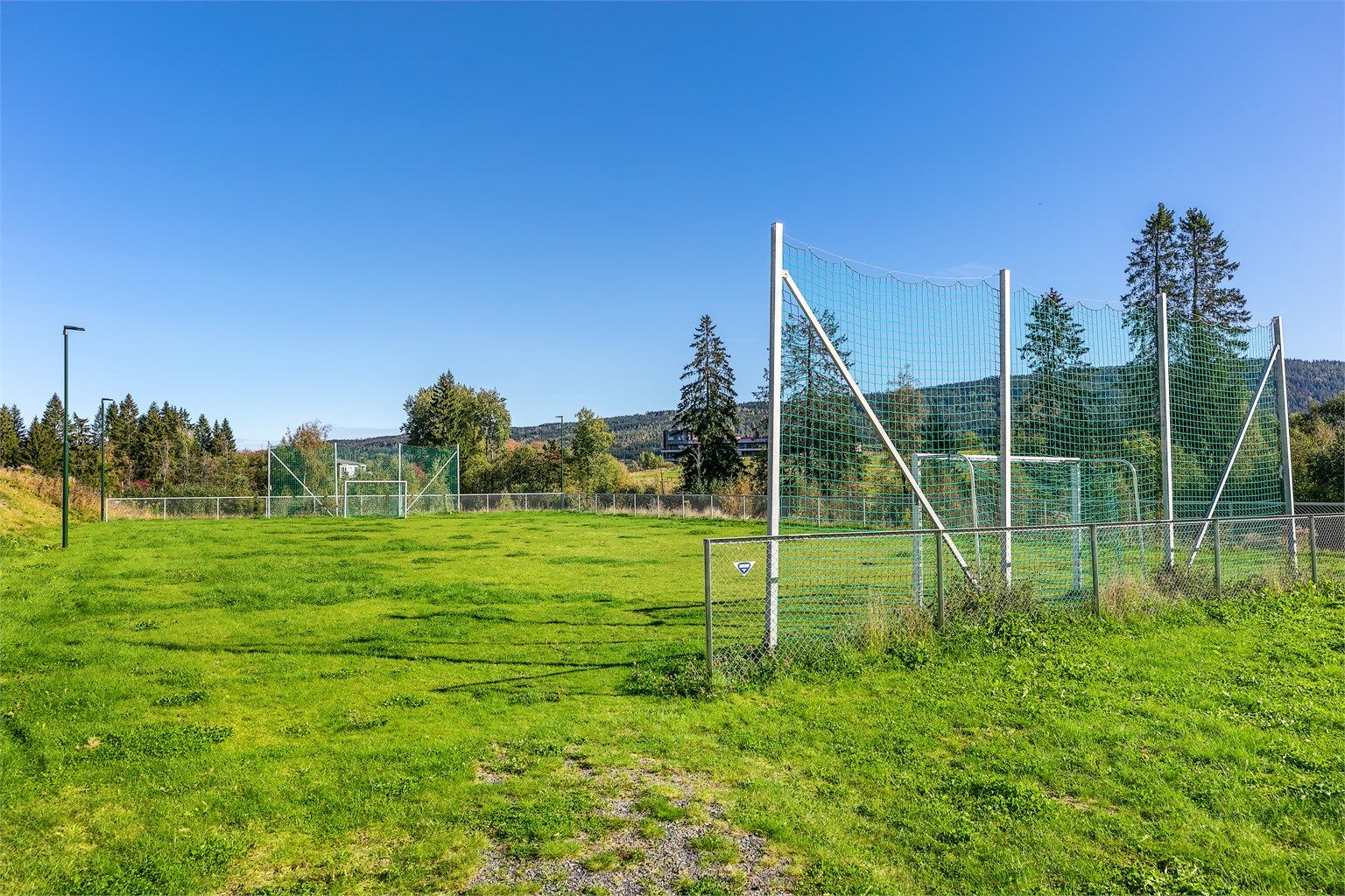 Stor fotballbane til glede for fotballinteresserte barn og ungdom. 