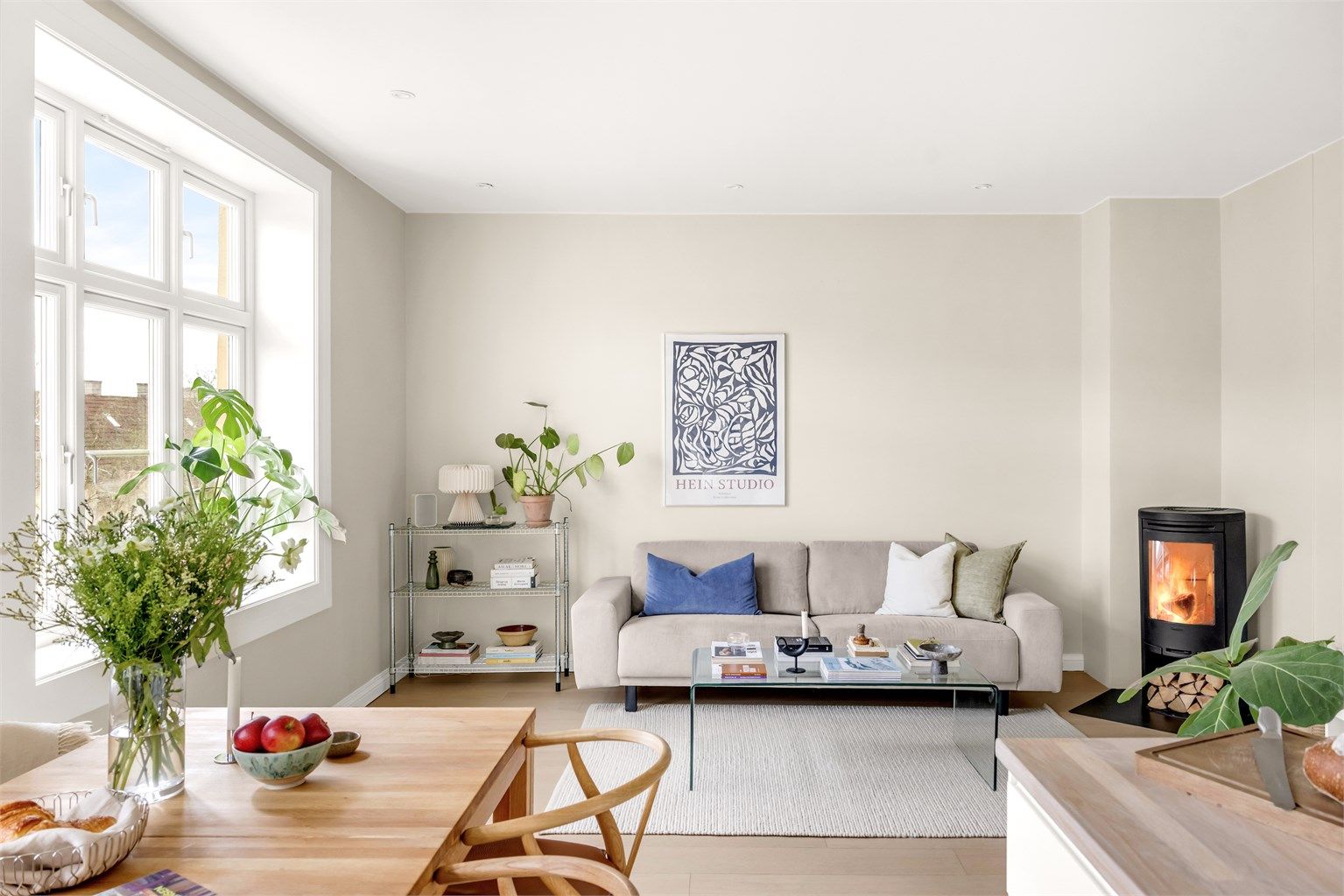 Oppholdsrommet har god plass til inndeling av ulike soner og mulighet for å innrede etter egen smak.