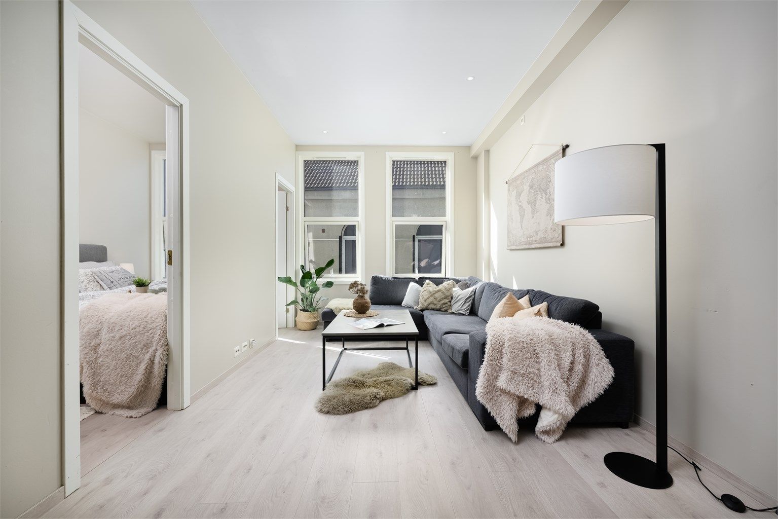 Store vindusflater slipper inn rikelig med naturlig dagslys