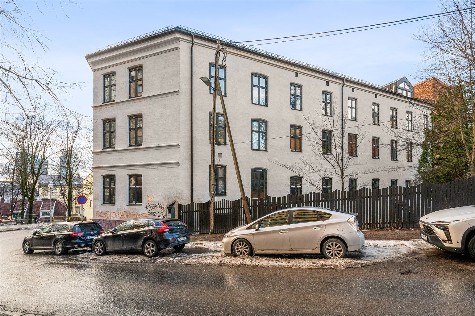 Området er velforsynt med barnehager og skoler, deriblant Tøyen skole, under fem minutters gange unna.