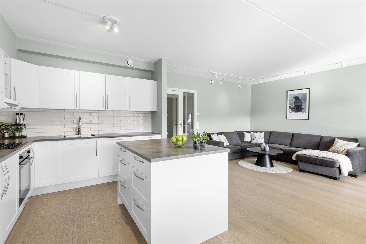 Praktisk kjøkkenøy som gir ekstra arbeidsplass og fungerer som en flott samlingspunkt for matlaging. 







