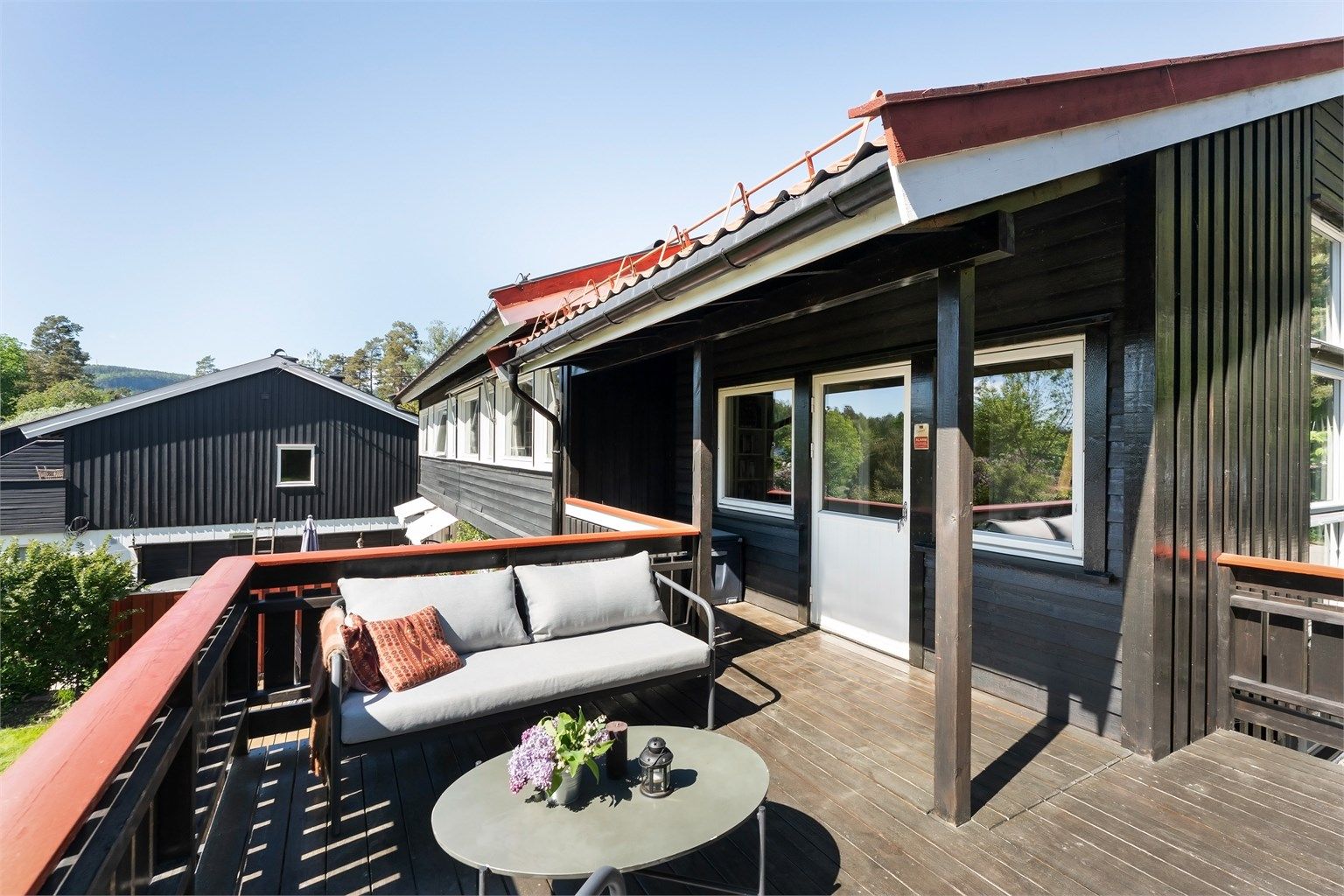I tillegg er det en terrasse på 26 m² over den tilliggende garasjen.