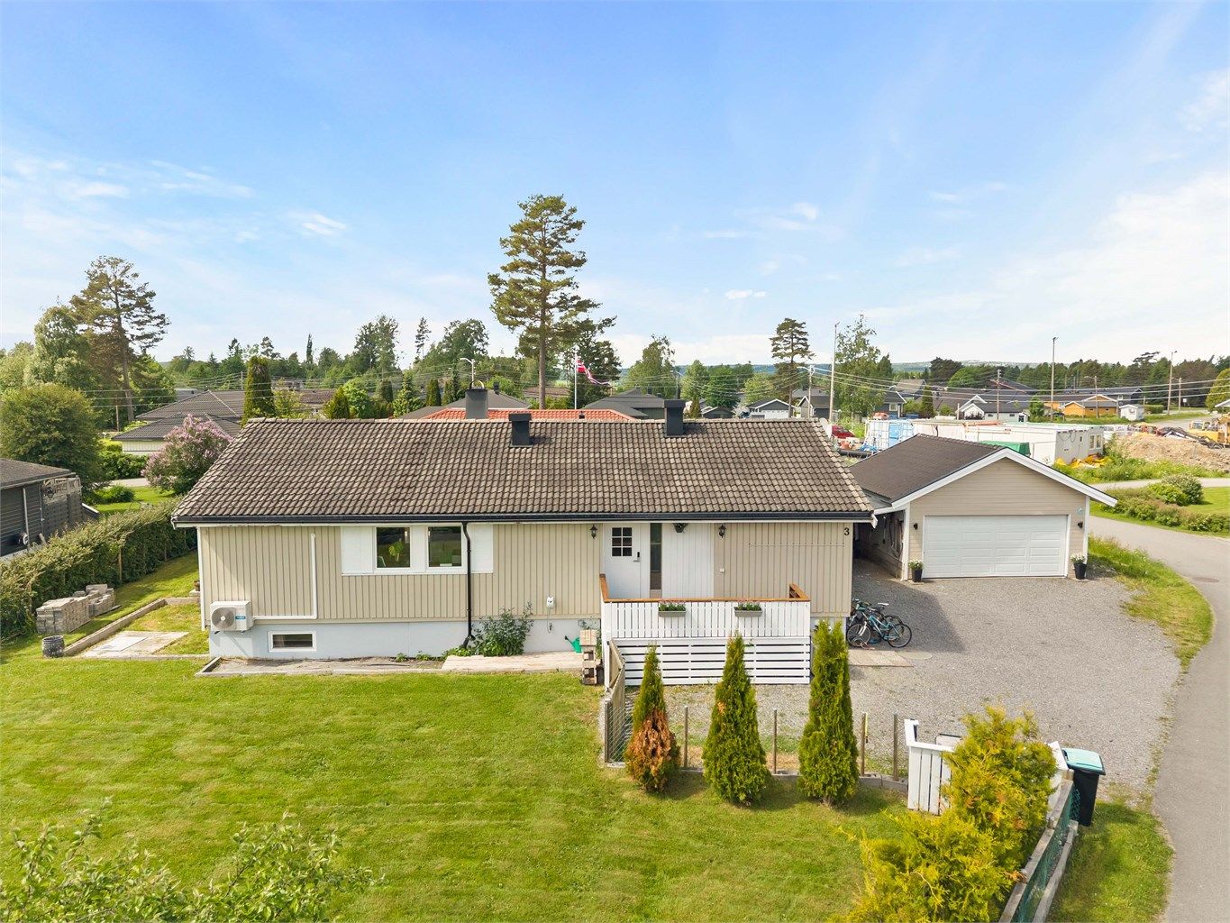 Den tilnærmet flate hagen er pent opparbeidet med plen, grillplass og gode muligheter for uteaktiviteter.
Foto: Anders Botnmark
