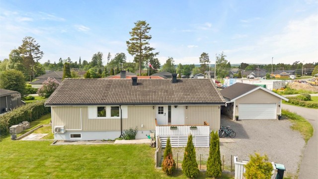 Den tilnærmet flate hagen er pent opparbeidet med plen, grillplass og gode muligheter for uteaktiviteter.
Foto: Anders Botnmark