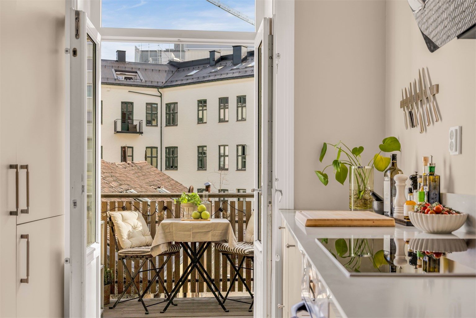 Utgang til hyggelig balkong fra kjøkkenet.